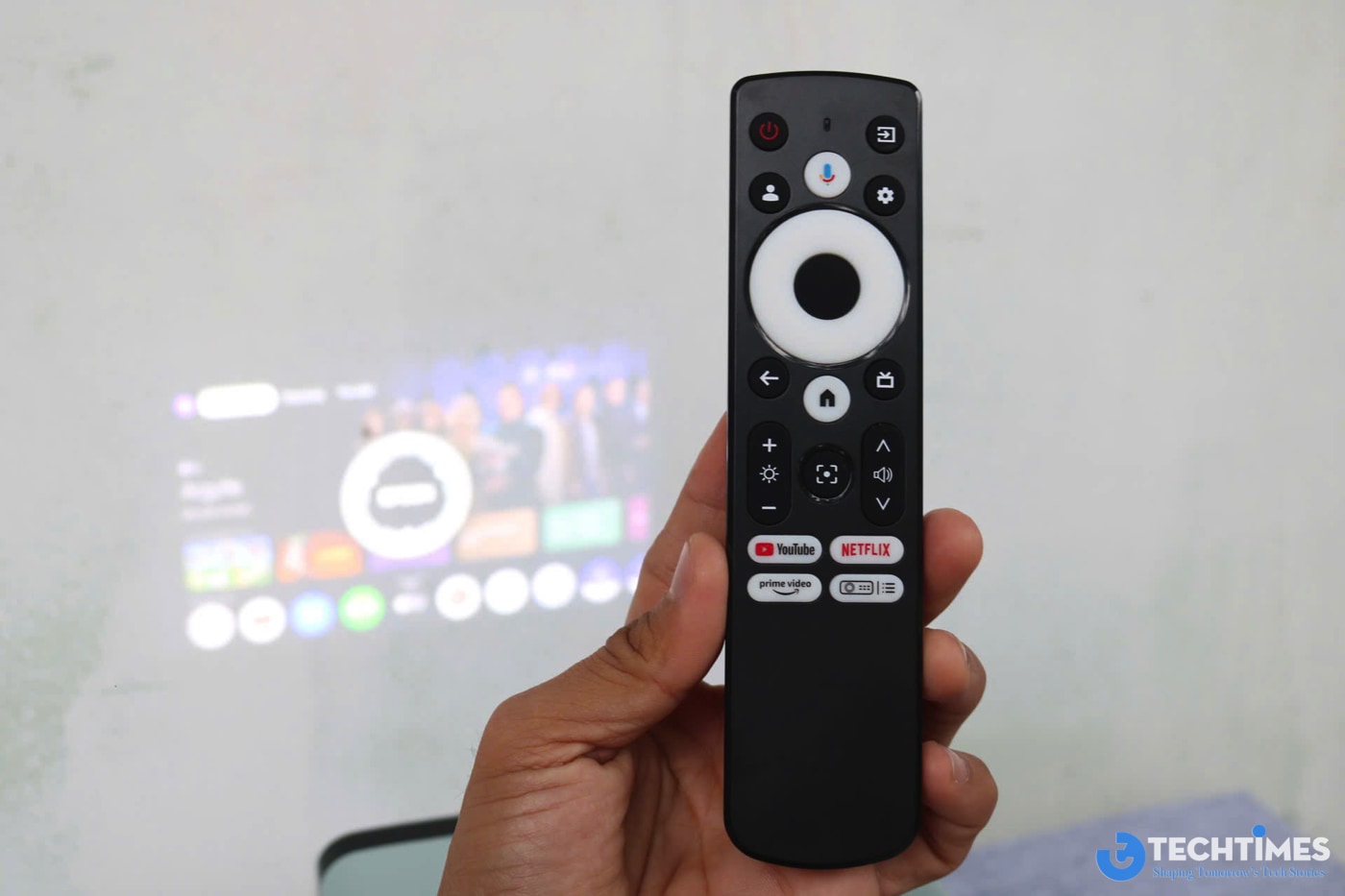 Kích thước trình chiếu đa dạng cùng với remote thông minh hỗ trợ ra lệnh giọng nói Google Assistant khiến máy chiếu trở nên đa năng và linh hoạt.
