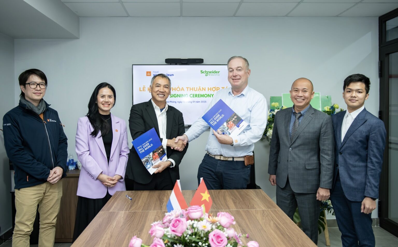 Schneider Electric và Van Der Leun Việt Nam thúc đẩy chuyển đổi xanh ngành cảng biển Schneider Electric và Van Der Leun Việt Nam thúc đẩy chuyển đổi xanh ngành cảng biển