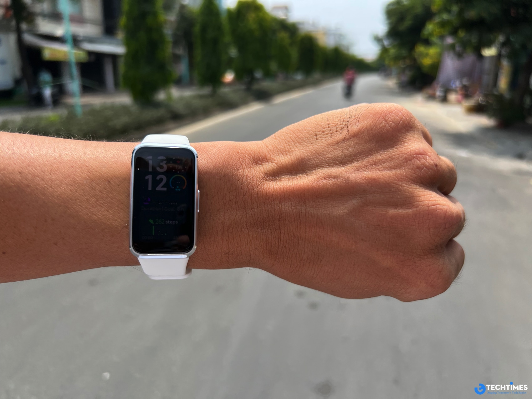 Độ sai lệch về nhịp tim và các chỉ số sức khoẻ khác không đáng kể so với thiết bị khác.