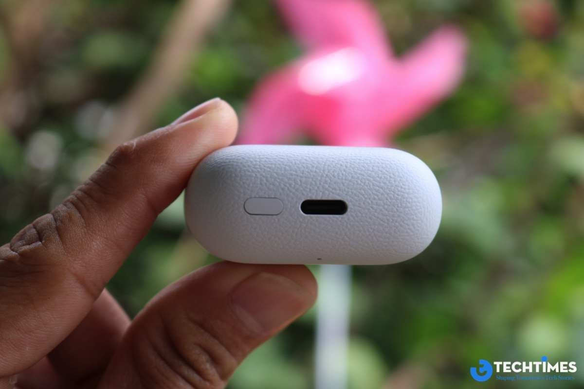 Cổng sạc và nút Function ở bên dưới case sạc.
