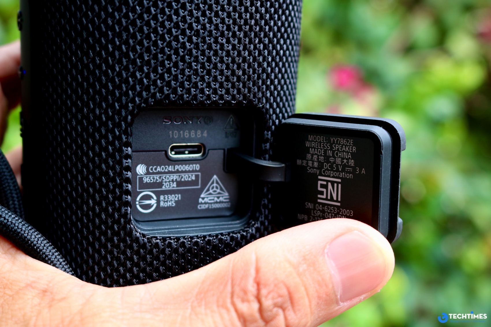 Khe cắm sạc USB-C cũng được bọc cẩn thận, loa đạt chuẩn kháng nước IP67.