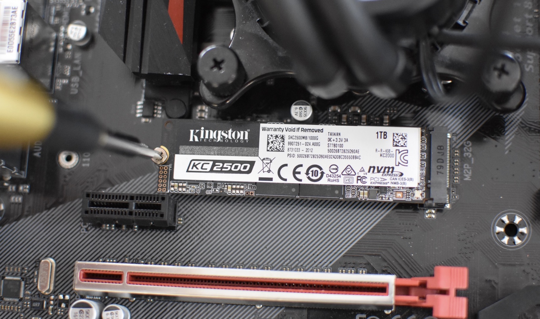 Bạn cần thao tác gỡ SSD cũ và lắp SSD mới đúng cách.