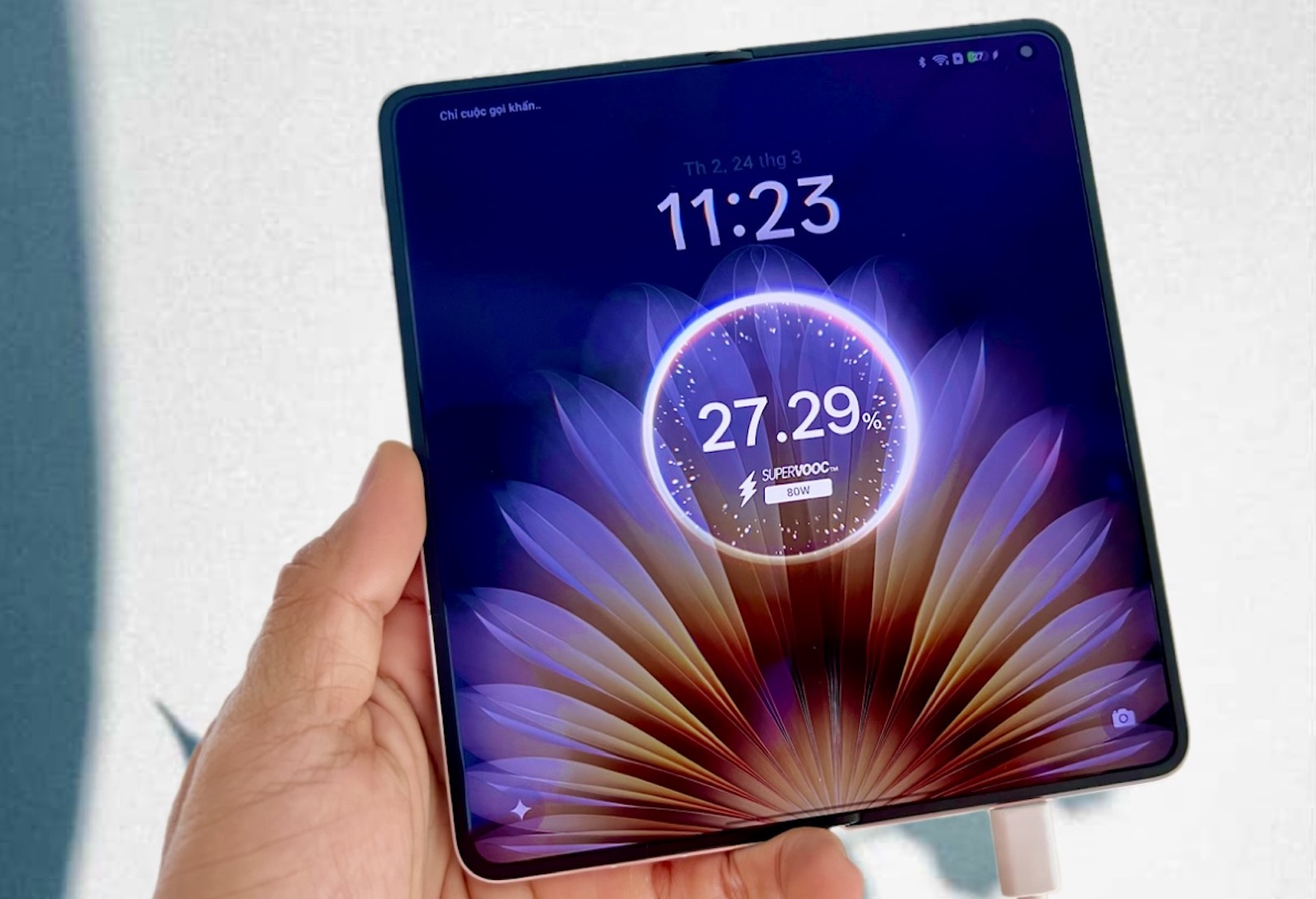 Sạc nhanh 80W SUPERVOOC giúp nạp năng lượng cho máy cực nhanh.