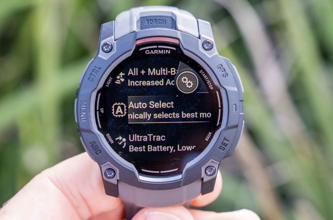 Tính năng SatIQ trên Garmin Instinct 3 tự động điều chỉnh loại vệ tinh theo điều kiện thực tế, tiết kiệm pin ở đồng bằng và tăng cường độ chính xác trên núi.