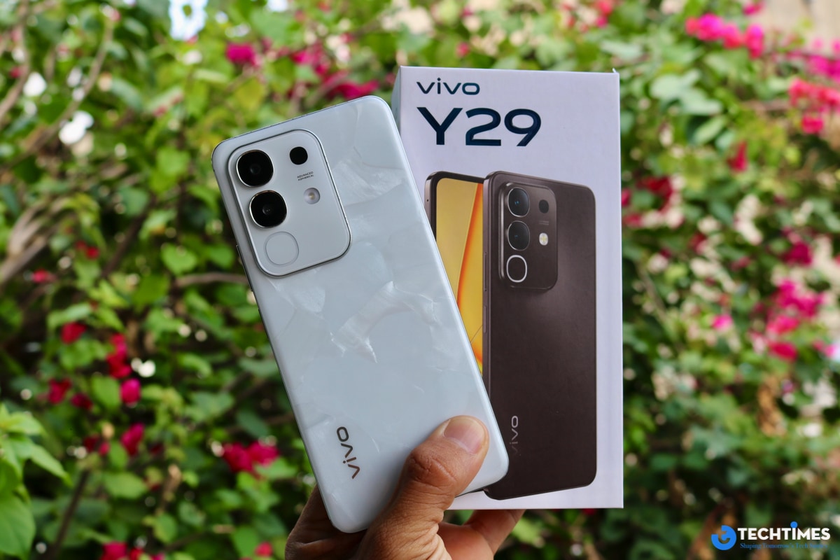 Thiết kế hộp sản phẩm tương tự như các sản phẩm khác của vivo, với đầy đủ sạc cáp và ốp lưng bảo vệ bên trong.