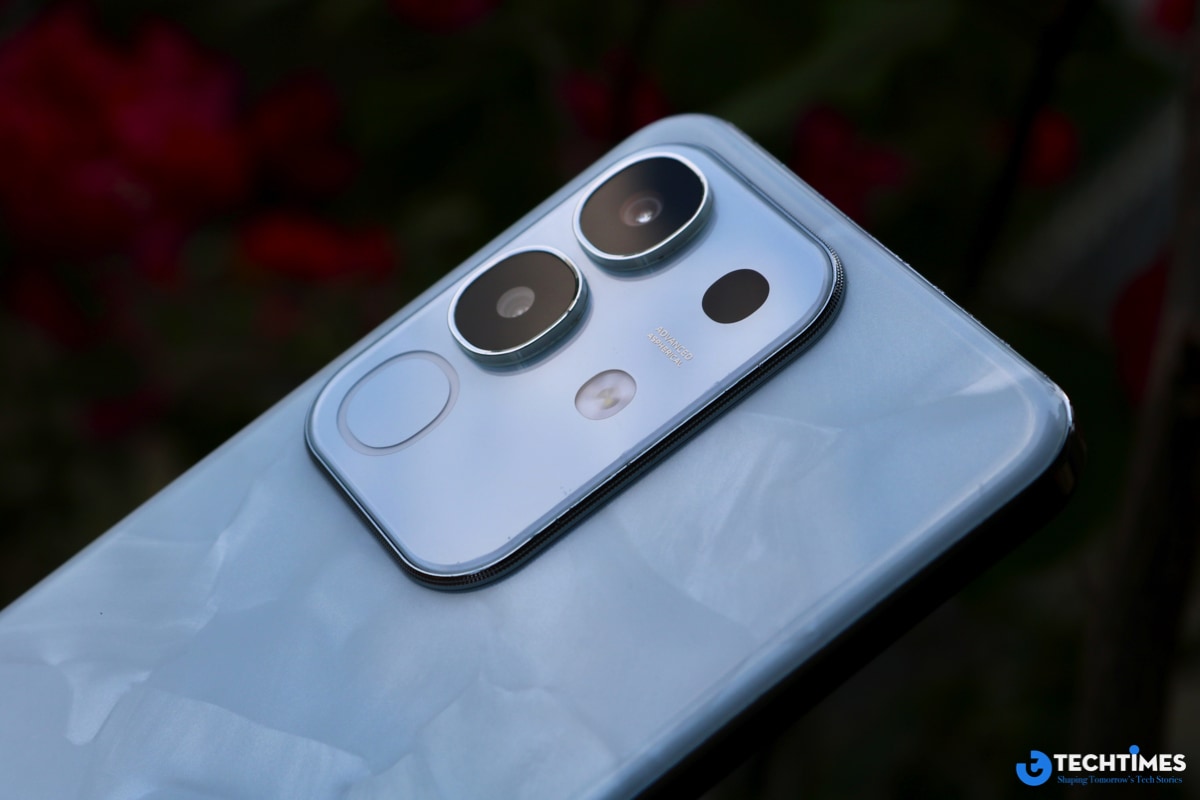 Hiệu ứng mặt lưng ấn tượng, hoà quyện với kiểu thiết kế camera độc đáo khiến nhiều người không nghĩ đây là sản phẩm tầm trung.