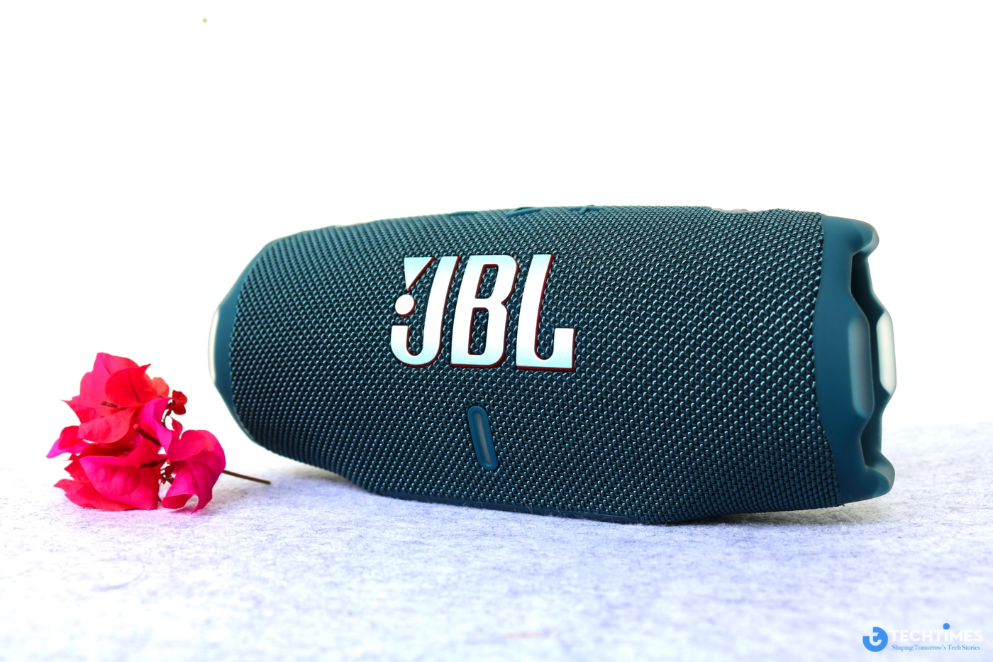 JBL Charge 6 TechTimes 1 TechWire Vietnam Đánh giá chi tiết loa JBL Charge 6: Chất âm mạnh mẽ, độ bền vượt trội
