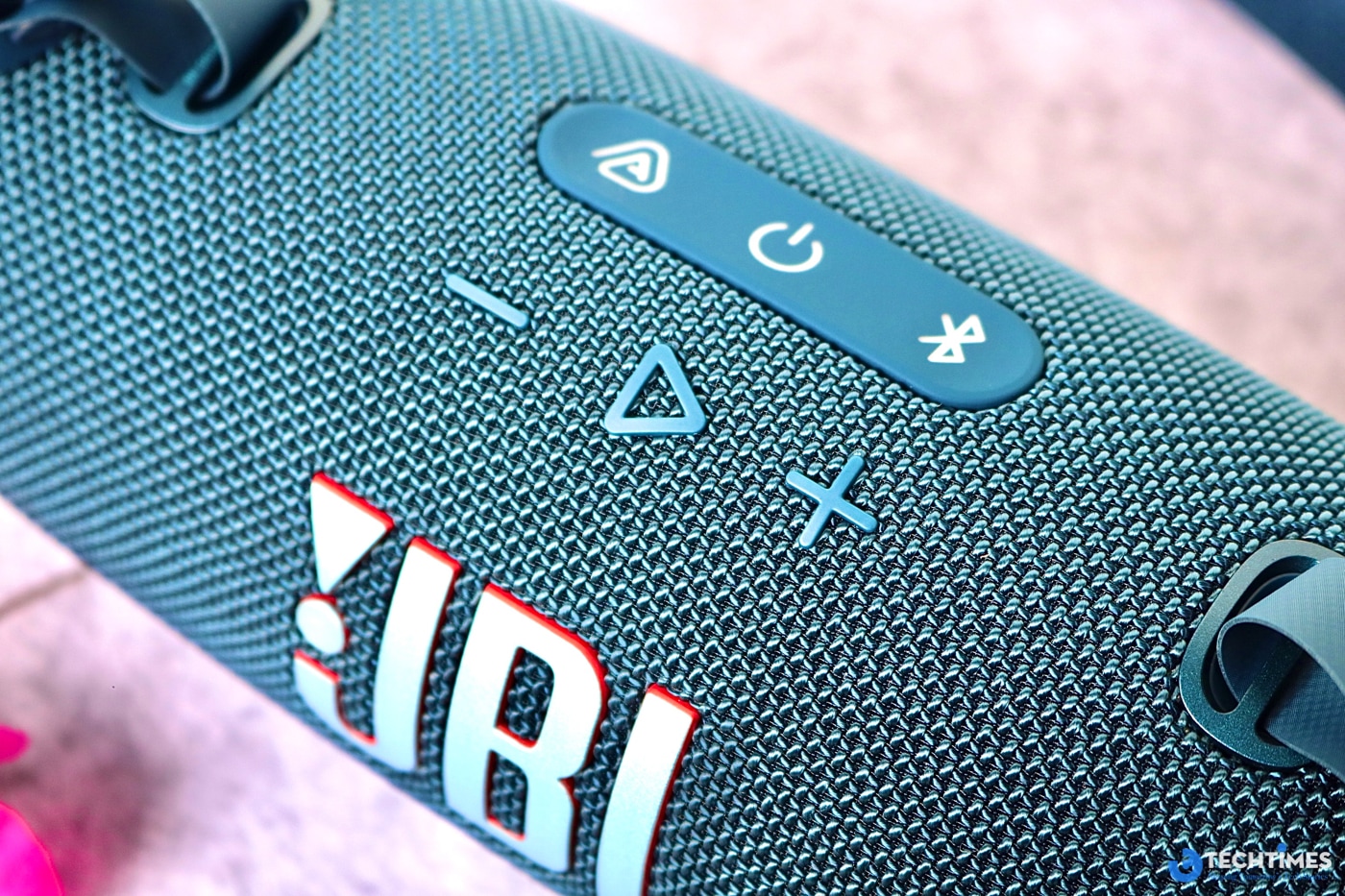 JBL Charge 6 tiếp tục giữ phong cách thiết kế hình trụ đặc trưng của dòng Charge, với kích thước 228,8 x 98,5 x 94,0 mm và trọng lượng chỉ 0,99 kg (bao gồm dây đeo). Kích thước này khiến loa dễ dàng mang theo trong các chuyến dã ngoại, du lịch, hoặc thậm chí sử dụng tại nhà. 