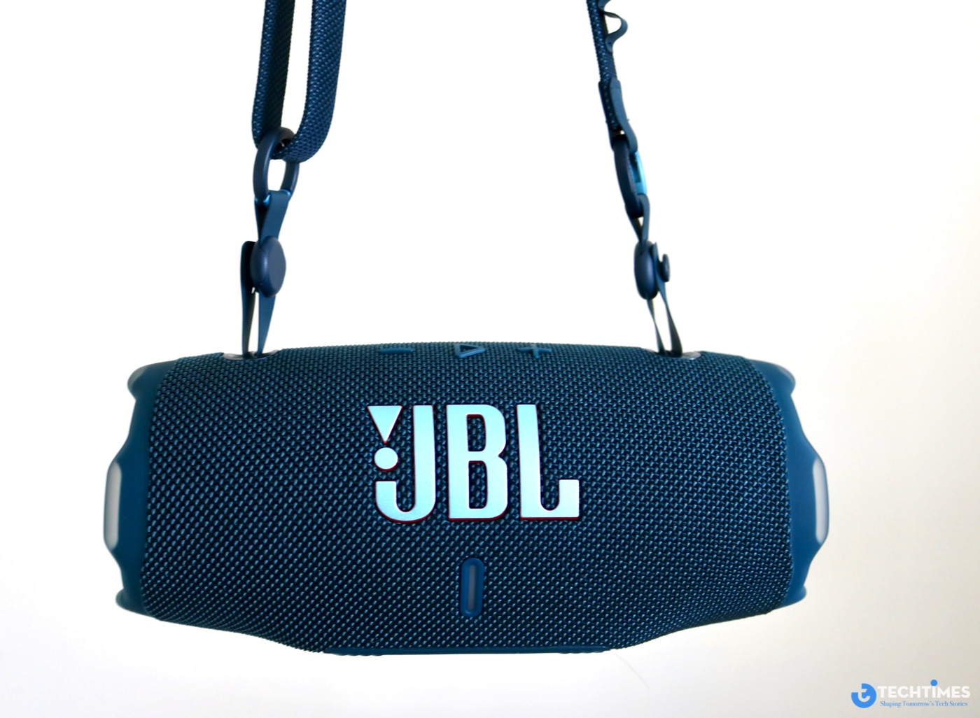 JBL Charge 6 tiếp tục giữ phong cách thiết kế hình trụ đặc trưng của dòng Charge, với kích thước 228,8 x 98,5 x 94,0 mm và trọng lượng chỉ 0,99 kg (bao gồm dây đeo). Kích thước này khiến loa dễ dàng mang theo trong các chuyến dã ngoại, du lịch, hoặc thậm chí sử dụng tại nhà. 