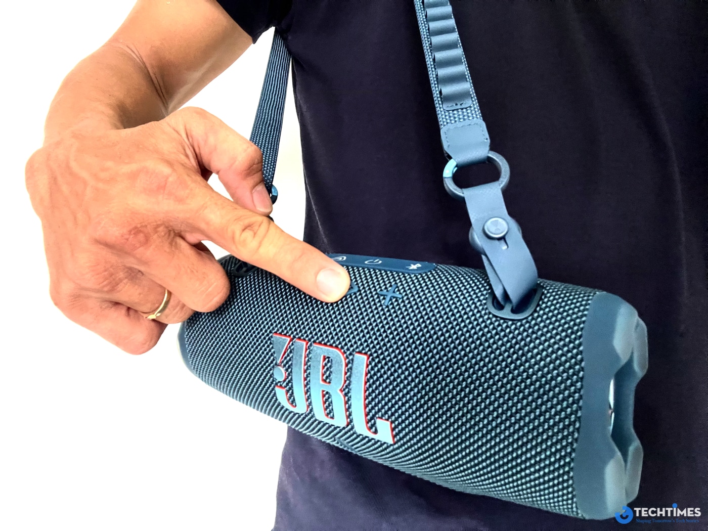 Với mức giá chính hãng là 4,59 triệu đồng tại Việt Nam, thông qua nhà phân phối Phúc Giang (PGI), JBL Charge 6 được định vị ở phân khúc tầm trung nhưng mang lại hiệu suất không thua kém các sản phẩm cao cấp. Đặc biệt, khách hàng mua sản phẩm mới và kích hoạt bảo hành từ 28/04/2025 đến 18/05/2025  sẽ được tặng thêm 3 tháng bảo hành chính hãng, nâng tổng thời gian bảo hành lên thành 15 tháng.