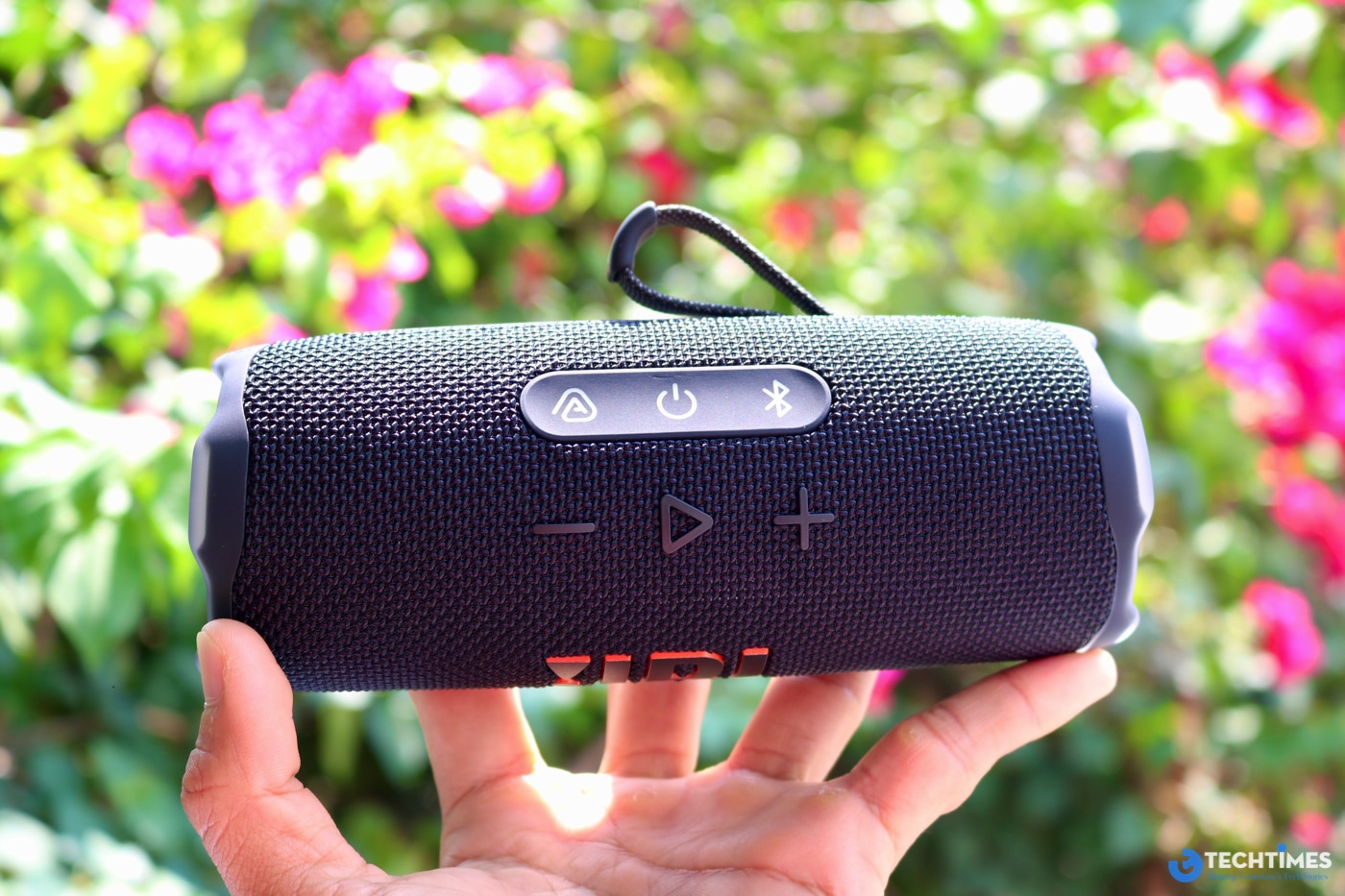 JBL Flip 7 TechTimes 6 TechWire Vietnam Đánh giá chi tiết loa JBL Flip 7: Sự tiến hóa mạnh mẽ của dòng loa Bluetooth huyền thoại