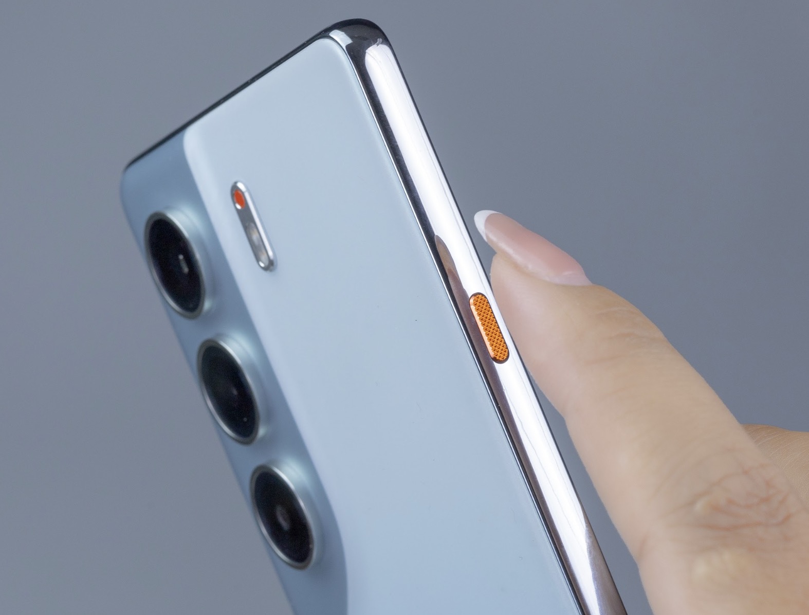 Nút FlashSnap tích hợp cho phép chụp nhanh chỉ với một lần bấm, mô phỏng cảm giác sử dụng máy ảnh chuyên nghiệp.