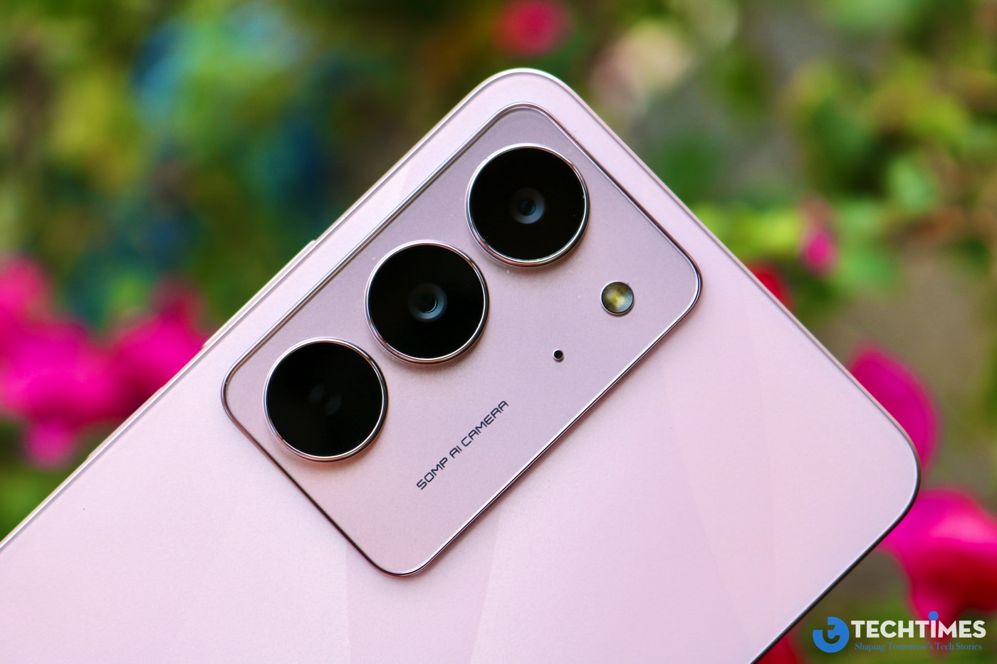 Cận cảnh cụm camera của máy.