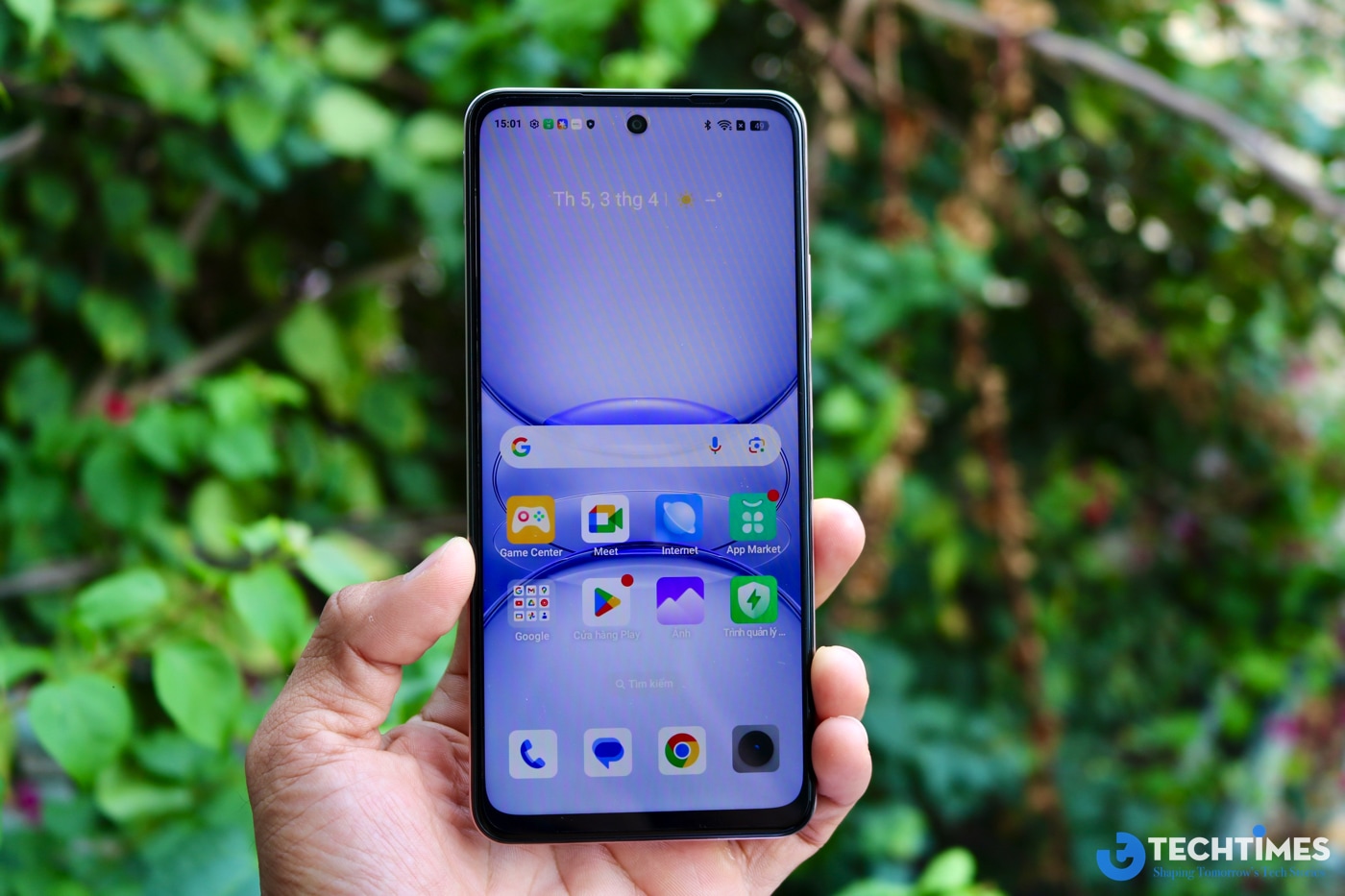 Màn hình của Realme C75x có chất lượng hiển thị tốt dù ở ngoài trời nắng gắt.
