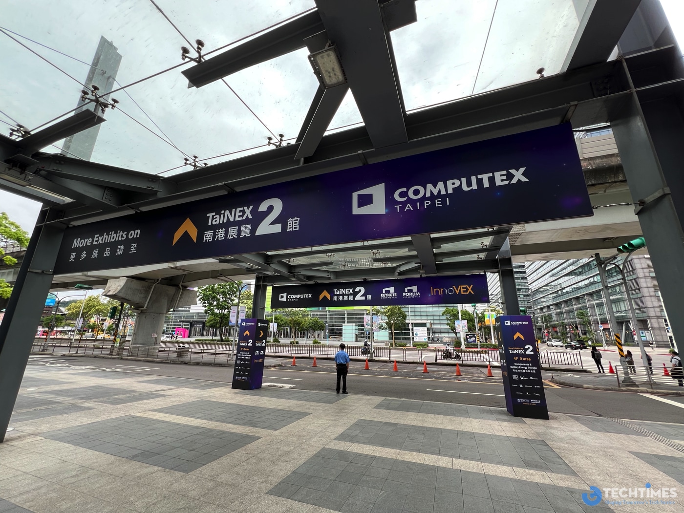 Thông tin, bảng chỉ dẫn đã sẵn sàng ở xung quanh khu triển lãm.