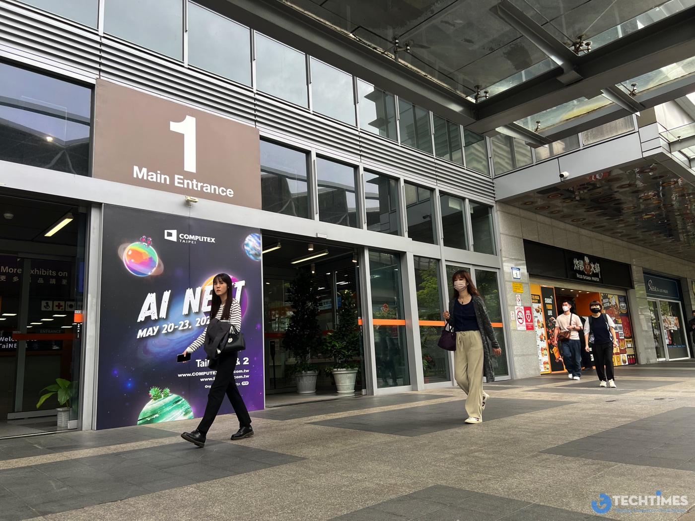 Thông tin, bảng chỉ dẫn đã sẵn sàng ở xung quanh khu triển lãm.