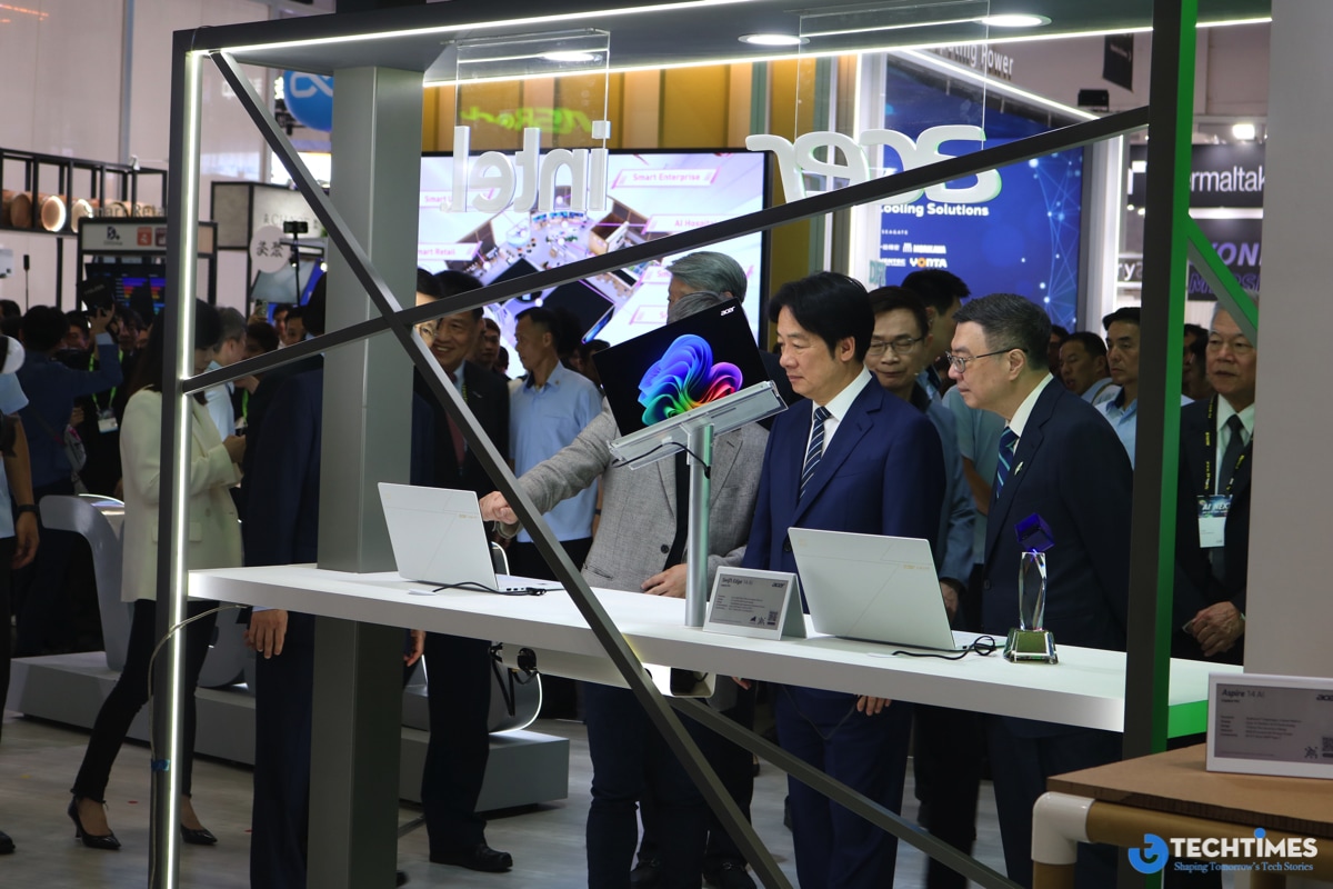 Tổng thống Đài Loan Lai Ching-te cùng các lãnh đạo đang thăm gian hàng Acer tại Computex 2025.