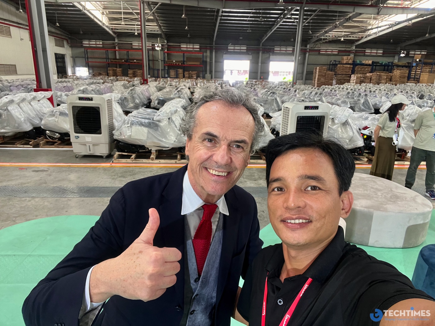 Tôi đã tranh thủ lưu lại kỷ niệm với vị lãnh đạo thân thiện là ông Gianluca Fiume, Tổng Giám đốc Piaggio Việt Nam và Chủ tịch Piaggio Châu Á - Thái Bình Dương.