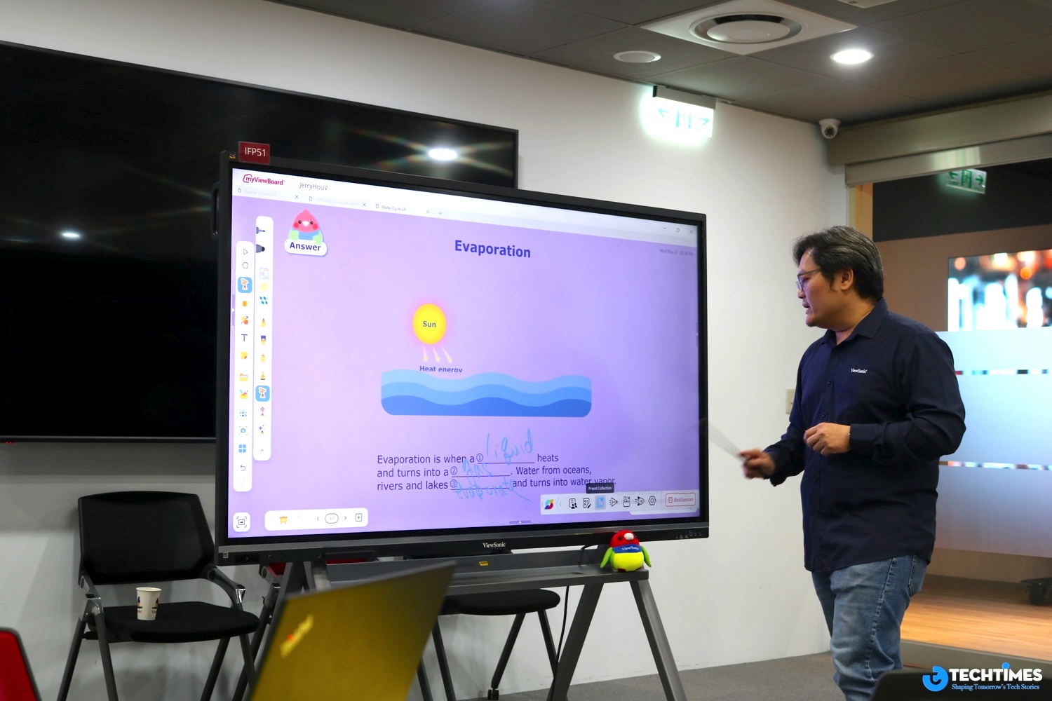 - Màn hình tương tác ViewBoard: Kết hợp phần mềm độc quyền, hỗ trợ AI và quản lý thiết bị tập trung, giúp tối ưu hóa sự tương tác trong môi trường giáo dục và doanh nghiệp. 