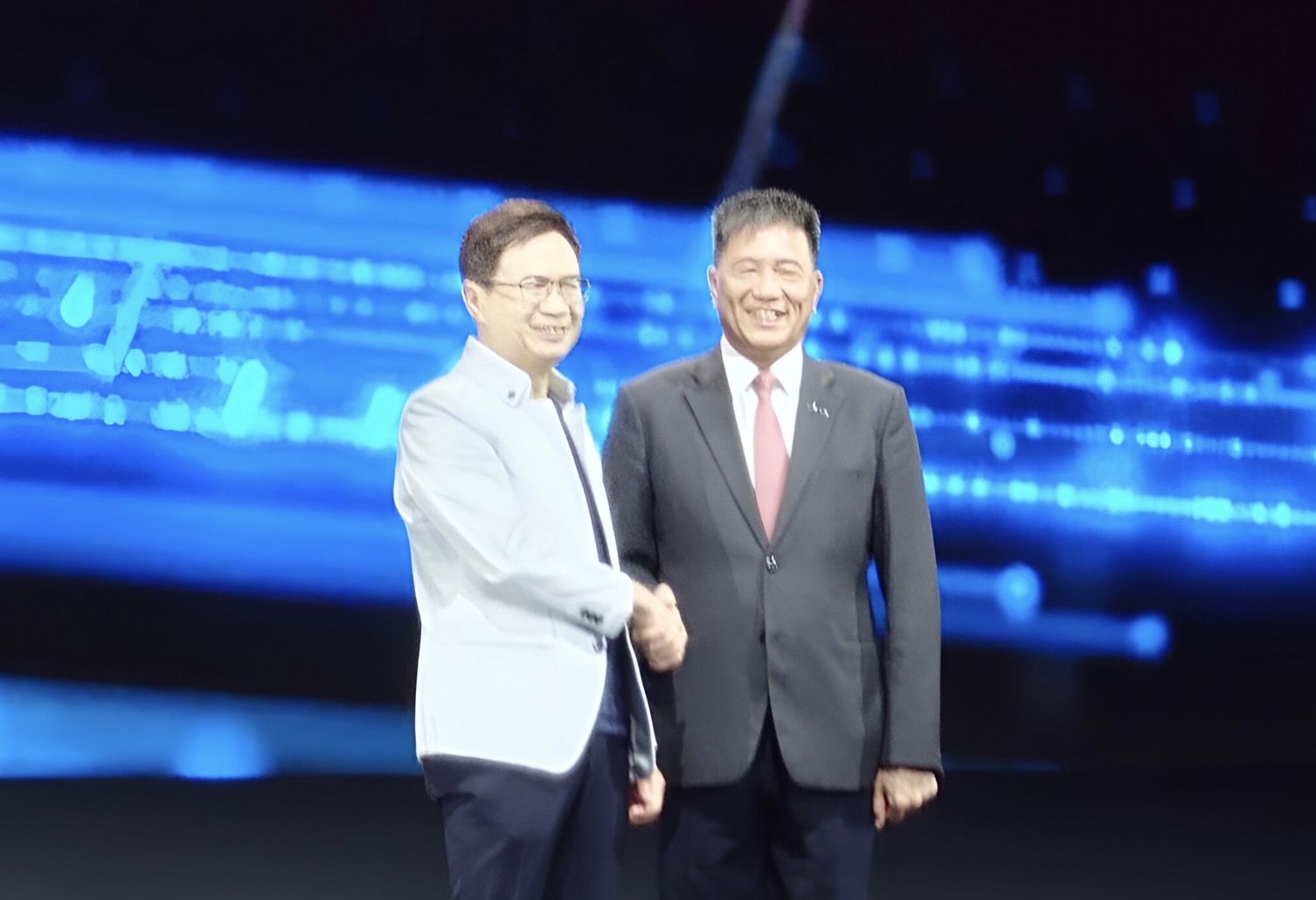 Ông James Huang (trái), Chủ tịch TAITRA và ông ông Paul SL Peng, Chủ tịch Hiệp hội máy tính Đài Bắc tại buổi họp báo khai mạc COMPUTEX 2025.