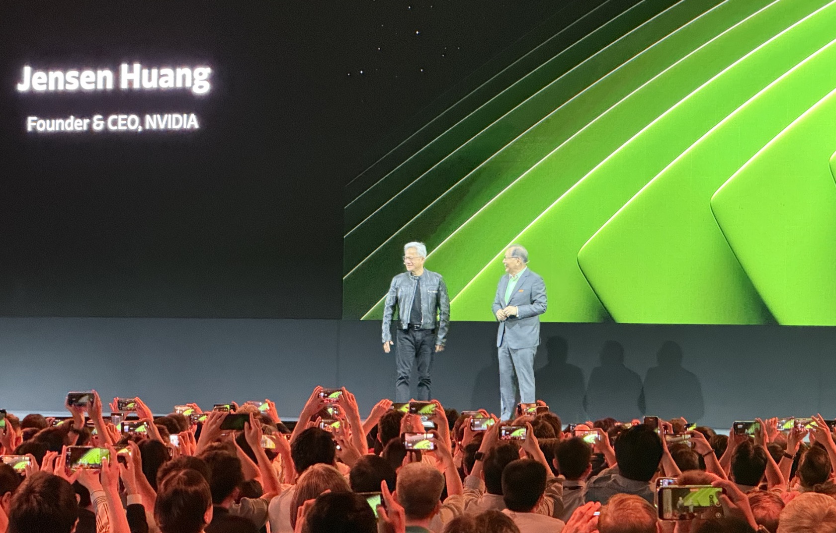 Ông Rick Tsai và CEO NVIDIA - Jensen Huang trong bài phát biểu quan trọng tại COMPUTEX 2025.