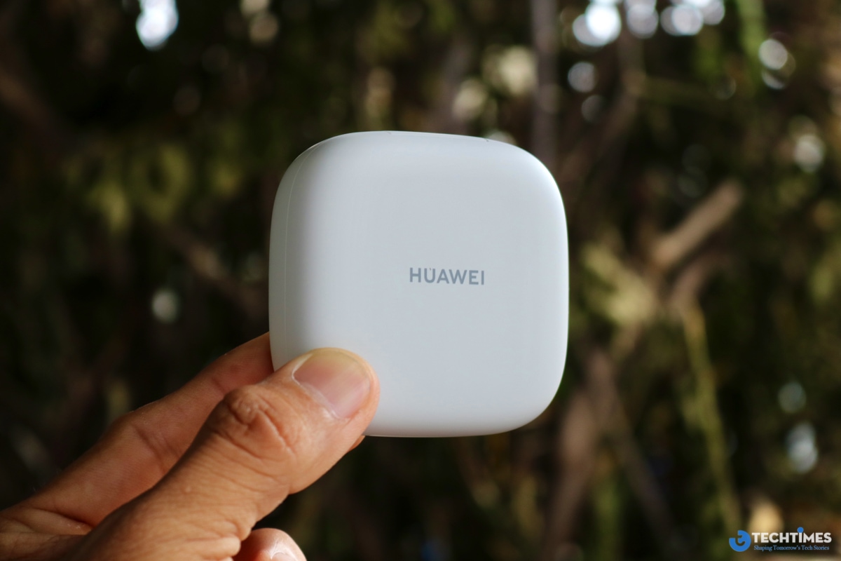 Về độ bền, FreeArc đạt chuẩn IP57 cho khả năng chống bụi và nước, một bước tiến so với chuẩn IP54 của FreeClip. Điều này có nghĩa là tai nghe có thể chịu được mồ hôi, mưa, và thậm chí là rửa nhanh dưới vòi nước sau khi tập luyện. Tuy nhiên, hộp sạc không có chuẩn chống nước, vì vậy người dùng cần cẩn thận khi sử dụng trong điều kiện ẩm ướt. HUAWEI cũng tuyên bố rằng dải C-Bridge được thử nghiệm qua 20.000 chu kỳ uốn, đảm bảo độ bền lâu dài ngay cả với việc sử dụng thường xuyên.