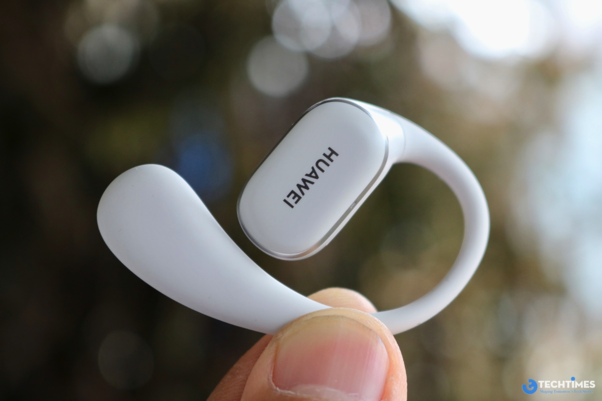 Một trong những điểm mạnh lớn nhất của FreeArc là sự thoải mái. Thiết kế earhook linh hoạt và nhẹ giúp tai nghe ôm sát tai mà không gây áp lực quá mức. Trong quá trình thử nghiệm, FreeArc vẫn cố định chắc chắn khi chạy bộ, đạp xe, hoặc thực hiện các bài tập HIIT tại phòng gym. Ngay cả khi đeo kính, tai nghe không gây khó chịu, điều này rất quan trọng cho những người dùng đeo kính thường xuyên.
