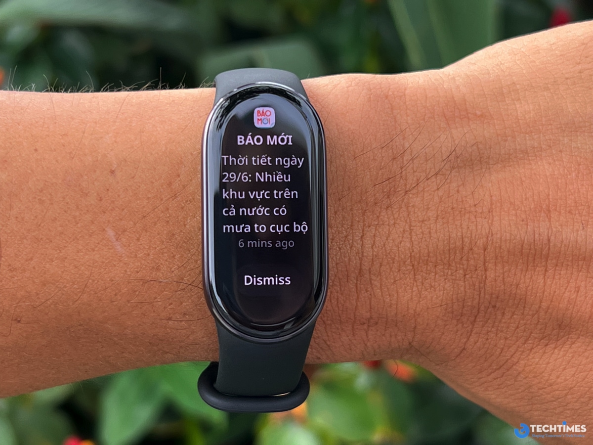 Tại Việt Nam, Xiaomi Smart Band 10 có giá bán chính thức 1,19 triệu đồng cho các màu Đen Bán Dạ, Bạc Băng Giá và Hồng Huyền Bí, giảm còn 1,09 triệu đồng trong giai đoạn mở bán (28/6–31/7/2025). Khi mua kèm điện thoại hoặc máy tính bảng Xiaomi, giá giảm thêm 200.000 đồng, chỉ còn 990.000 đồng. Phiên bản gốm Ceramic Edition có giá khoảng 1,69 triệu đồng (dựa trên giá 379 tệ tại Trung Quốc). Các chương trình ưu đãi này được áp dụng tại các kênh bán lẻ như Viettel Store, CellphoneS, Shopee, Lazada và TikTok Shop, kèm bảo hành 12 tháng.