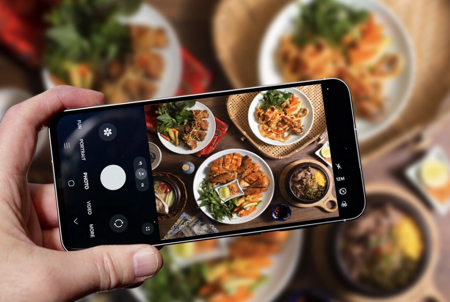 Ẩm thực đường phố Sài Gòn không chỉ đơn thuần là chuyện ăn uống – đó là một hành trình khám phá trọn vẹn về hương vị, con người và văn hóa đặc trưng của thành phố năng động này. Mỗi món ăn mang theo một câu chuyện, một lát cắt cuộc sống rất đời thường nhưng cũng rất đỗi thú vị, từ tiếng xèo xèo của chảo bánh khọt, mùi thơm của thịt nướng đến nụ cười thân thiện của những cô chú bán hàng bên vỉa hè.