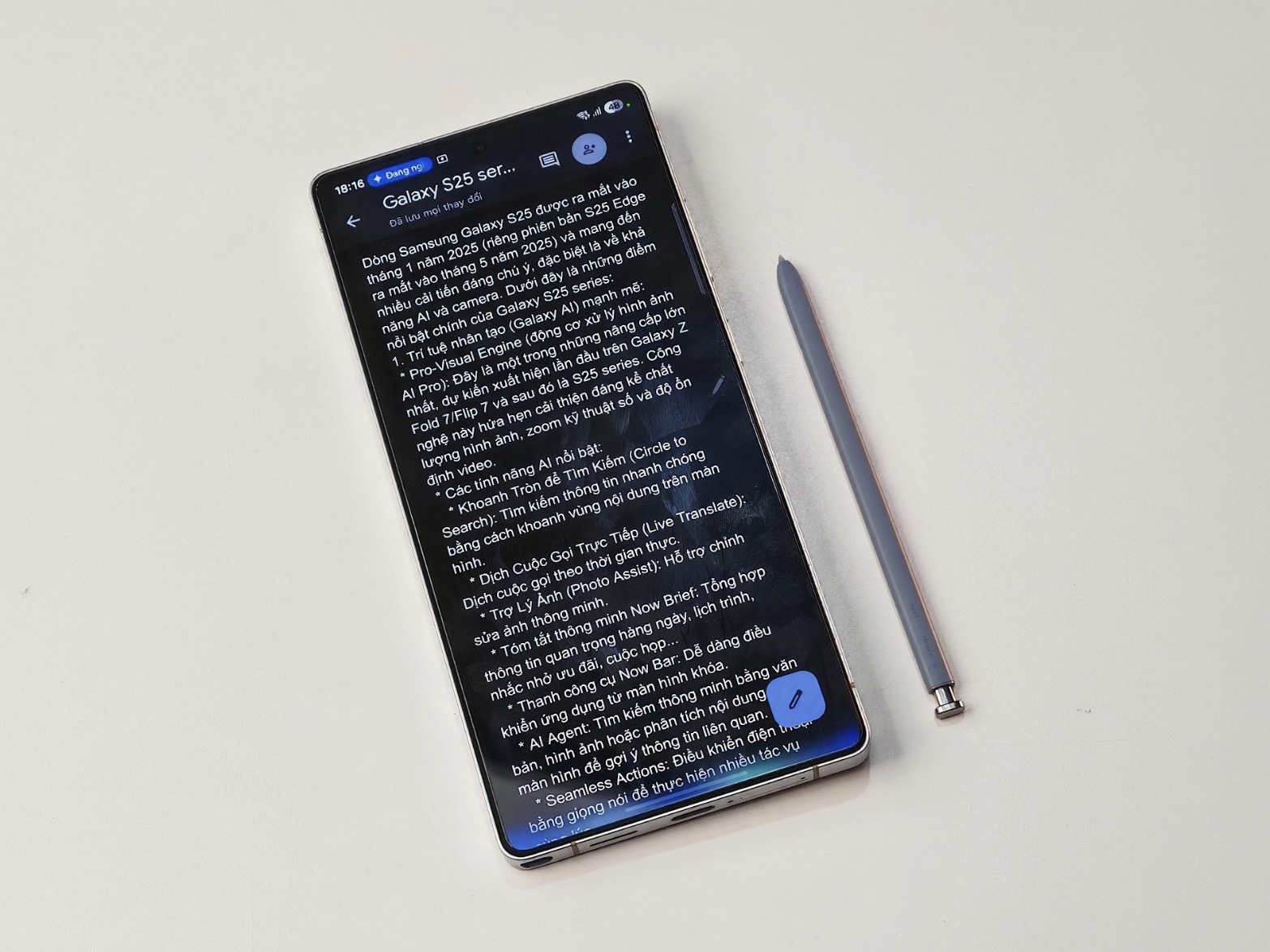 Là một phóng viên, tôi thường xuyên phải hoàn thiện bài viết trong thời gian gấp rút. Khi viết bài đánh giá Galaxy S25 Series, tôi mở Google Docs, chia sẻ màn hình và hỏi: “Bài này có đoạn nào cần ngắn gọn hơn không? Có cần bổ sung thông tin gì không?” Gemini Live quét nội dung, chỉ ra một đoạn văn hơi dài dòng về camera và đề xuất thêm số liệu về hiệu năng chip Exynos 2500. AI còn gợi ý tiêu đề mới: “Galaxy S25 Series: Siêu phẩm công nghệ hay chỉ là bản nâng cấp?” – vừa hấp dẫn vừa đúng trọng tâm.