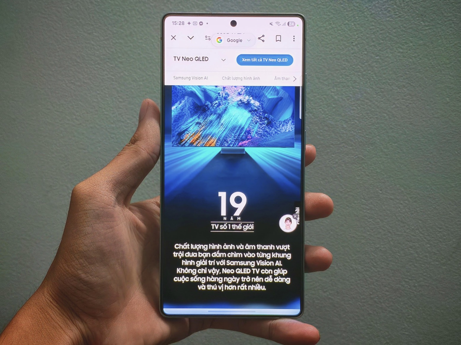 Tính năng này đặc biệt hữu ích khi tôi cần thu thập thông tin nhanh tại các sự kiện. Chẳng hạn, khi chụp ảnh bảng thông số kỹ thuật của một mẫu điện thoại mới, tôi hỏi: “Tóm tắt các tính năng nổi bật của sản phẩm này.” Gemini Live trích xuất thông tin về chip, camera và pin, đồng thời gợi ý các câu hỏi phỏng vấn để tôi khai thác sâu hơn từ đại diện hãng. Nhờ vậy, bài viết của tôi không chỉ nhanh mà còn đầy đủ và sắc sảo.