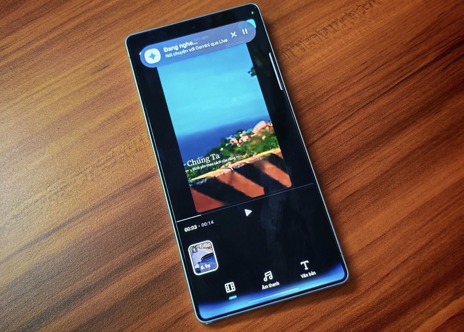 Tính năng này cũng hỗ trợ khi tôi chỉnh sửa video. Tôi mở ứng dụng CapCut trên Galaxy S25 Series, chia sẻ màn hình và hỏi: “Chuyển cảnh này có mượt không? Có nên thêm hiệu ứng âm thanh?” Gemini Live phân tích và đề xuất tăng tốc độ chuyển cảnh, thêm hiệu ứng fade-in để tăng tính chuyên nghiệp. Nhờ vậy, video unbox Galaxy S25 Series của tôi nhận được hàng loạt bình luận tích cực từ người xem.