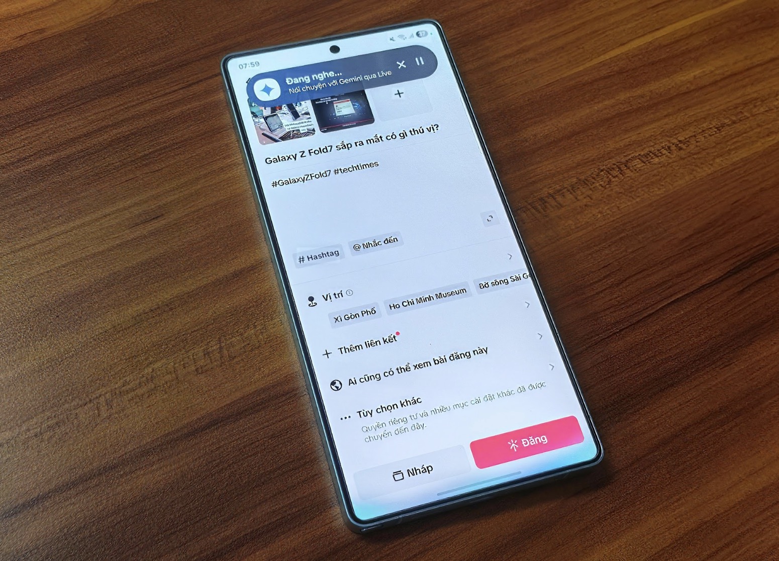 Là một nhà sáng tạo nội dung, tôi thường xuyên đăng bài trên Twitter, Instagram và LinkedIn để quảng bá bài viết và video. Với Share Screen, tôi chia sẻ bản nháp bài đăng Instagram và hỏi: “Caption này đã đủ thu hút chưa? Có nên đổi font chữ hay bố cục?” Gemini Live gợi ý thêm hashtag như #GalaxyS25 và #TechTimes, đồng thời đề xuất thay đổi bố cục hình ảnh để tăng tính thẩm mỹ. Kết quả là bài đăng đạt lượt tương tác cao gấp đôi so với thông thường.