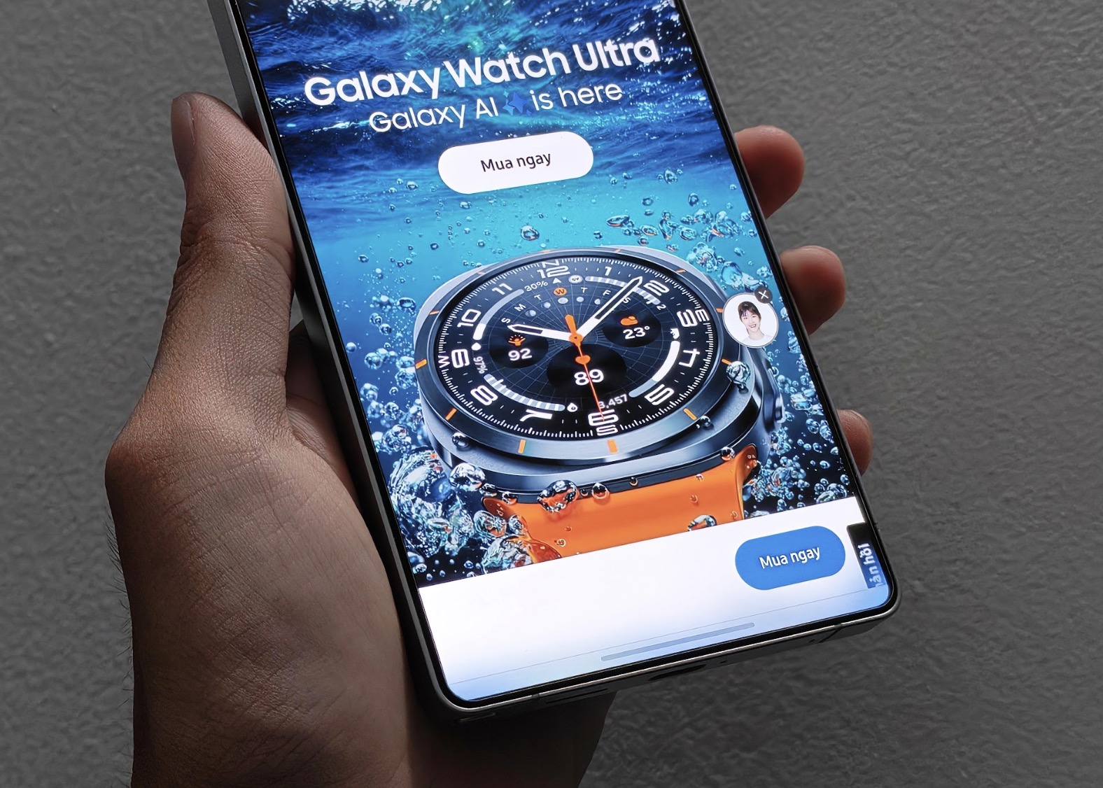 Trong buổi ra mắt sản phẩm mới của Samsung, tôi sử dụng Share Camera để chụp ảnh màn hình demo của một mẫu smartwatch. Tôi hỏi: “Tóm tắt các tính năng chính của sản phẩm này.” Gemini Live liệt kê các điểm nổi bật như cảm biến sức khỏe mới và thời lượng pin 48 giờ, đồng thời gợi ý các câu hỏi phỏng vấn như: “Cảm biến này có cải tiến gì so với thế hệ trước?” Nhờ vậy, tôi thu thập được thông tin giá trị cho bài viết.