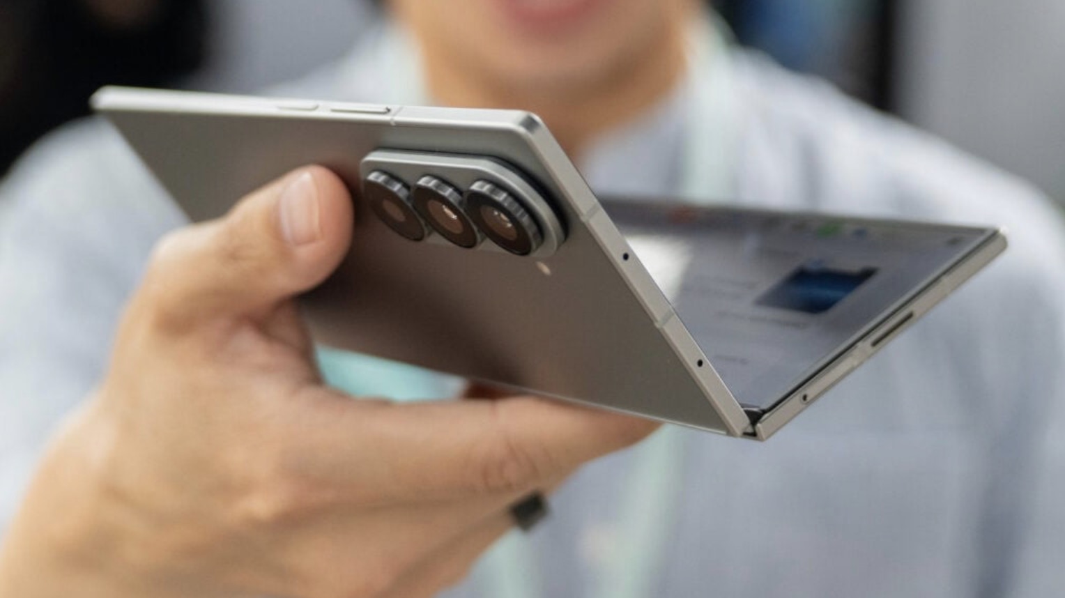 Trong phân khúc điện thoại gập chính hãng tại Việt Nam, Galaxy Z Fold7 cạnh tranh trực tiếp với các sản phẩm đến từ OPPO hay HONOR. Với thiết kế mỏng nhẹ, tích hợp AI vượt trội và hệ sinh thái Galaxy phong phú, Z Fold7 có lợi thế rõ rệt về trải nghiệm người dùng và độ hoàn thiện. Tuy nhiên, việc loại bỏ hỗ trợ S Pen do bỏ lớp digitizer để giảm độ dày có thể là hạn chế với một số người dùng trung thành. Sự ra mắt của Z Flip7 FE với giá 22,99 triệu đồng cho thấy Samsung đang mở rộng phân khúc, nhắm đến cả người dùng phổ thông, cạnh tranh với các thương hiệu Trung Quốc. Với chiến lược này, Samsung không chỉ củng cố vị thế dẫn đầu mà còn đặt nền móng cho sự phổ biến của công nghệ gập trong tương lai.