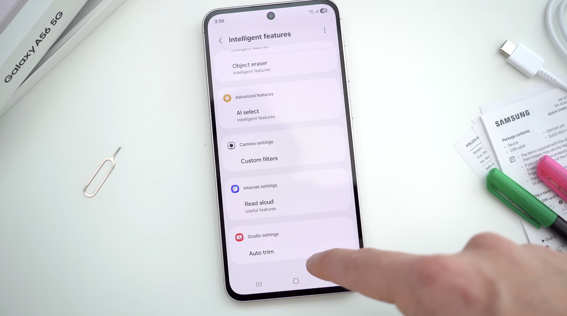 Hệ thống camera của Galaxy A56 5G gồm cảm biến chính 50MP, ống kính siêu rộng 12MP và macro 5MP, cùng camera selfie 12MP cải tiến về màu sắc và chi tiết. Tính năng Nightography giúp chụp ảnh ấn tượng trong điều kiện thiếu sáng, vượt xa OPPO Reno14, vốn gặp vấn đề về nhiễu hạt trong ảnh đêm dù có AI Flash Photography. Tính năng Object Eraser và Best Face của Samsung mang lại kết quả chỉnh sửa tự nhiên, trong khi AI Recompose của OPPO Reno14 thường tạo ra các mảng mờ không mong muốn.