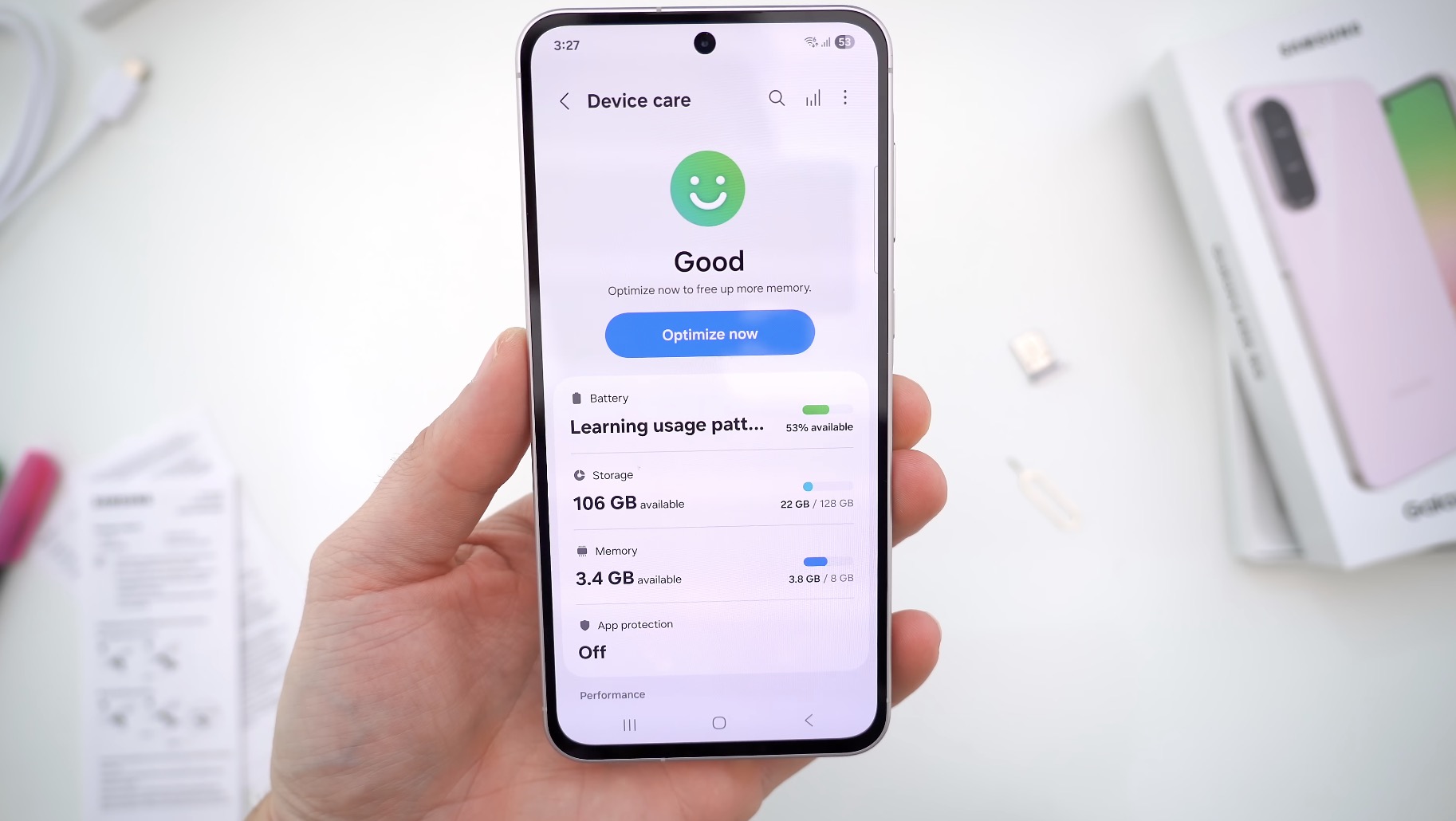 Về pin, dung lượng 5000mAh của Galaxy A56 5G mang lại thời lượng sử dụng lên đến 2 ngày với các tác vụ thông thường. Sạc nhanh 45W giúp sạc từ 0% đến 50% chỉ trong 20 phút, nhanh hơn cả Galaxy S25 cơ bản. Trong khi đó, OPPO Reno14 với pin 6000mAh và sạc nhanh 80W có vẻ vượt trội, nhưng sự tối ưu hóa năng lượng của Samsung giúp Galaxy A56 sử dụng hiệu quả hơn, đặc biệt khi kết hợp với các tác vụ AI nặng.