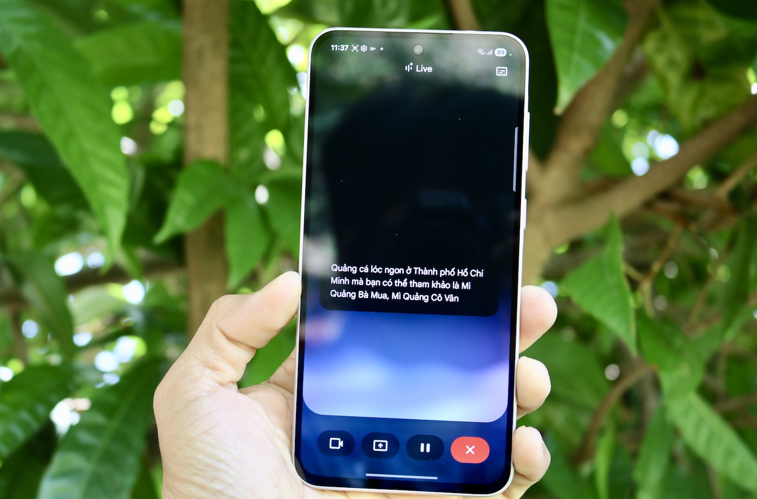 Điểm nhấn lớn nhất của Galaxy A56 5G là Gemini Live, trợ lý AI với khả năng trò chuyện tự nhiên, chia sẻ màn hình và chia sẻ camera. Bạn cần ý tưởng cho một buổi hẹn hò? Gemini Live gợi ý địa điểm, lên kế hoạch chi tiết, và thậm chí giúp bạn đặt bàn chỉ qua vài câu lệnh. Muốn chia sẻ khoảnh khắc xem bóng đá với bạn bè? Gemini Live cho phép chia sẻ màn hình hoặc camera trực tiếp, mang đến trải nghiệm tương tác độc đáo. OPPO Reno14 cũng tích hợp Gemini, nhưng chỉ hỗ trợ các ứng dụng cơ bản như Notes, Clock và Calendar trong vài tuần tới, thiếu đi sự linh hoạt và tích hợp sâu như Gemini Live trên Galaxy A56.