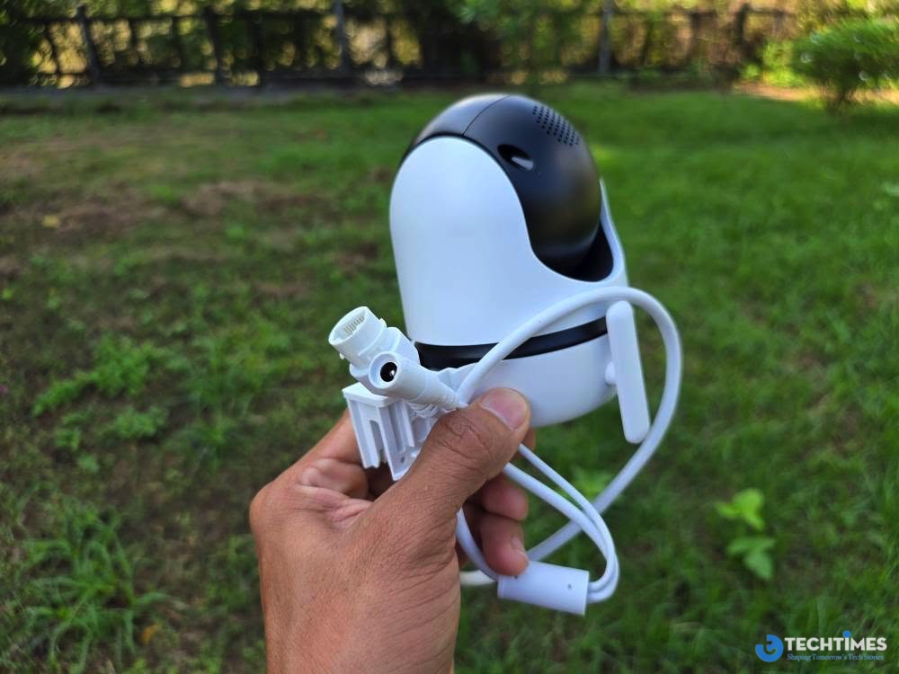 Camera sử dụng nguồn đi kèm để cấp điện, hỗ trợ cổng LAN để kết nối Ethernet.