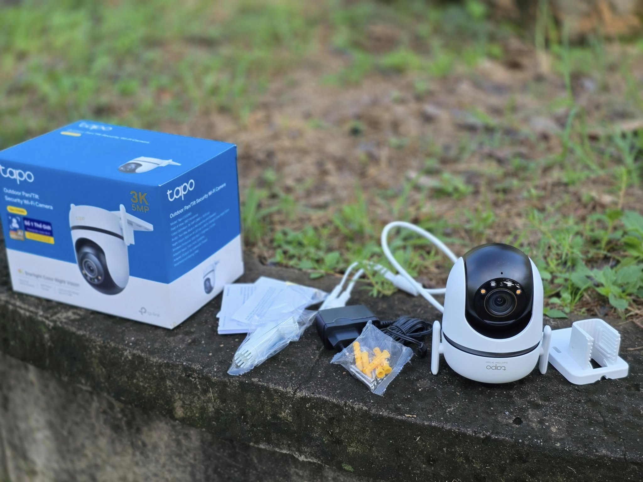 Trọn bộ camera và phụ kiện bên trong hộp.