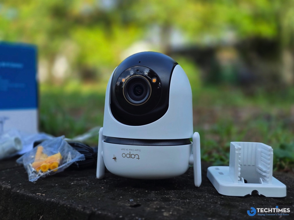 Giá đỡ, ốc vít... đi kèm đầy đủ giúp việc lắp đặt vô cùng nhanh gọn và đơn giản.