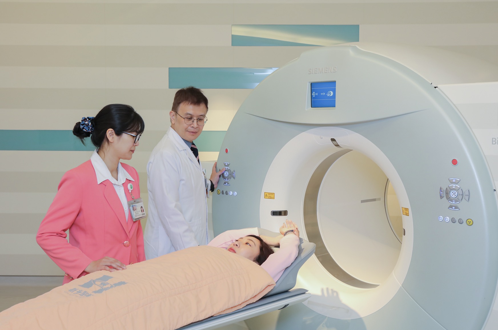 Shin Kong Wu Ho-Su Memorial Hospital nổi bật với các chuyên khoa tim mạch, chỉnh hình, y học sinh sản và phẫu thuật xâm lấn tối thiểu. Bệnh viện phục vụ hơn 90.000 bệnh nhân quốc tế mỗi năm, với đội ngũ hỗ trợ bệnh nhân quốc tế đảm bảo trải nghiệm liền mạch.