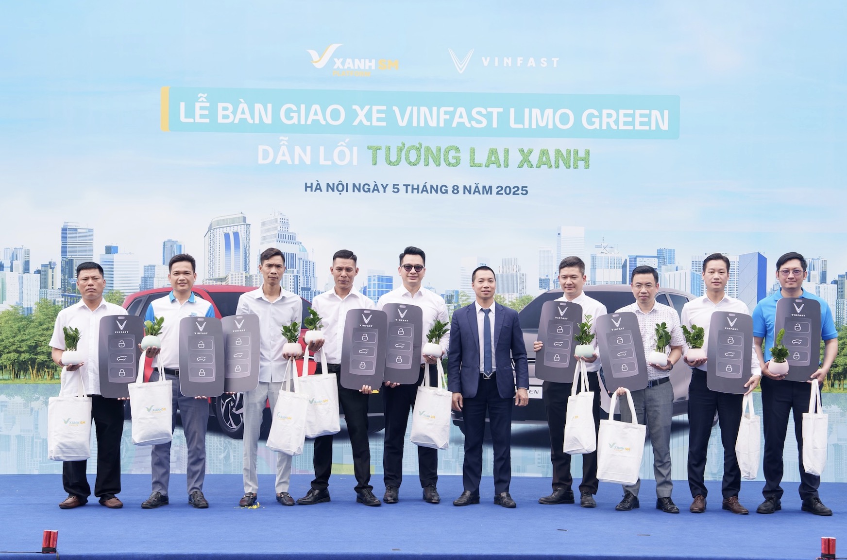 VinFast bàn giao lô MPV điện 7 chỗ Limo Green đầu tiên, mở rộng vận tải xanh tại Việt Nam