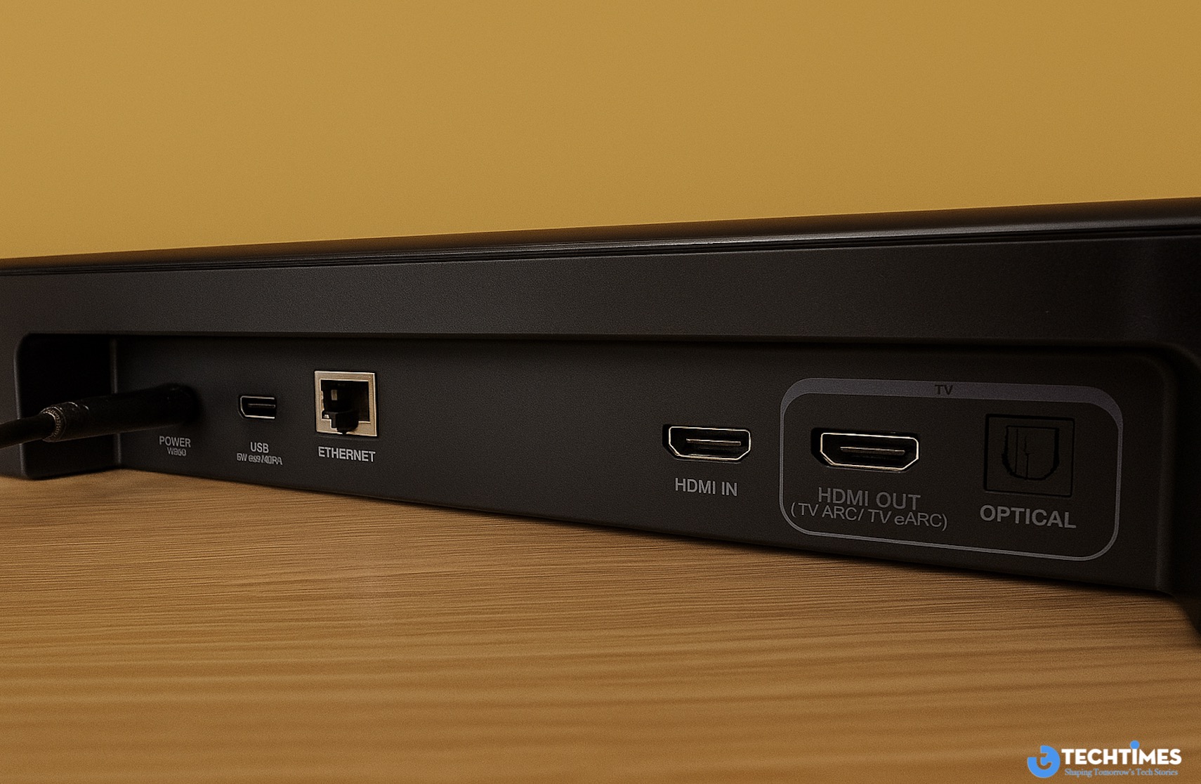 Phía sau soundbar với đầy đủ, đa dạng các kết nối.