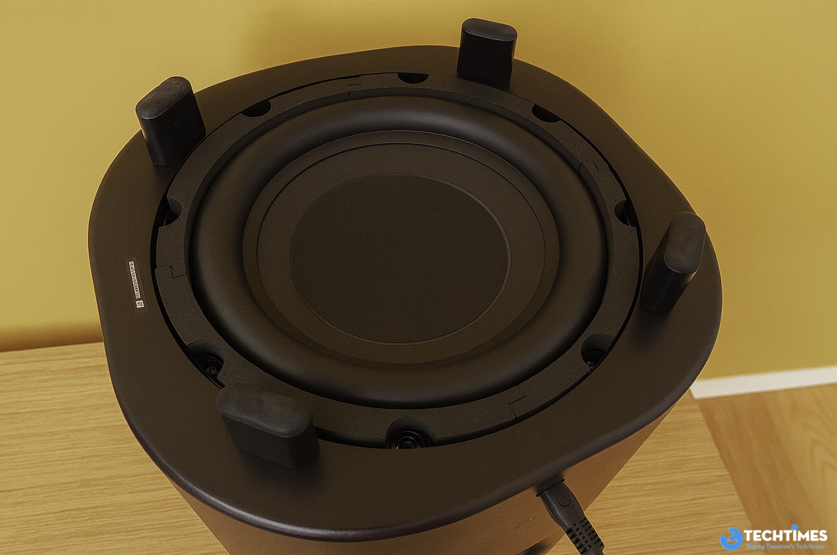 Cận cảnh Subwoofer có công suất lớn mang lại âm bass cực khủng đủ "phê" cho các thể loại nhạc mạnh và phim hành động.