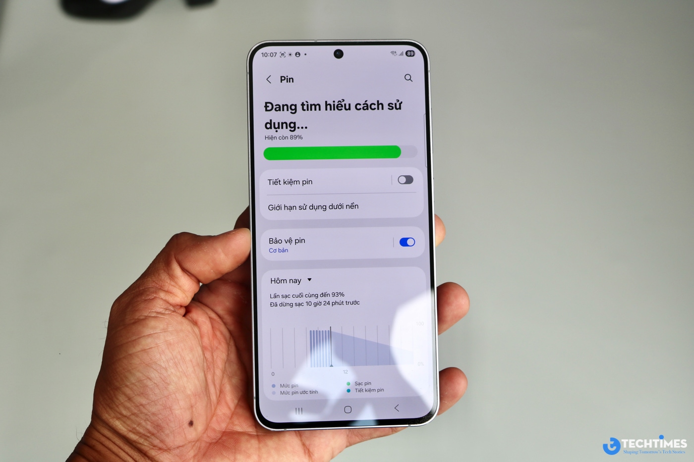 Về pin - một điểm mạnh khác của thiết bị, Galaxy S25 FE được trang bị viên pin 4900mAh – lớn nhất từ trước đến nay trên dòng FE, tăng 4% so với 4700mAh của S24 FE.