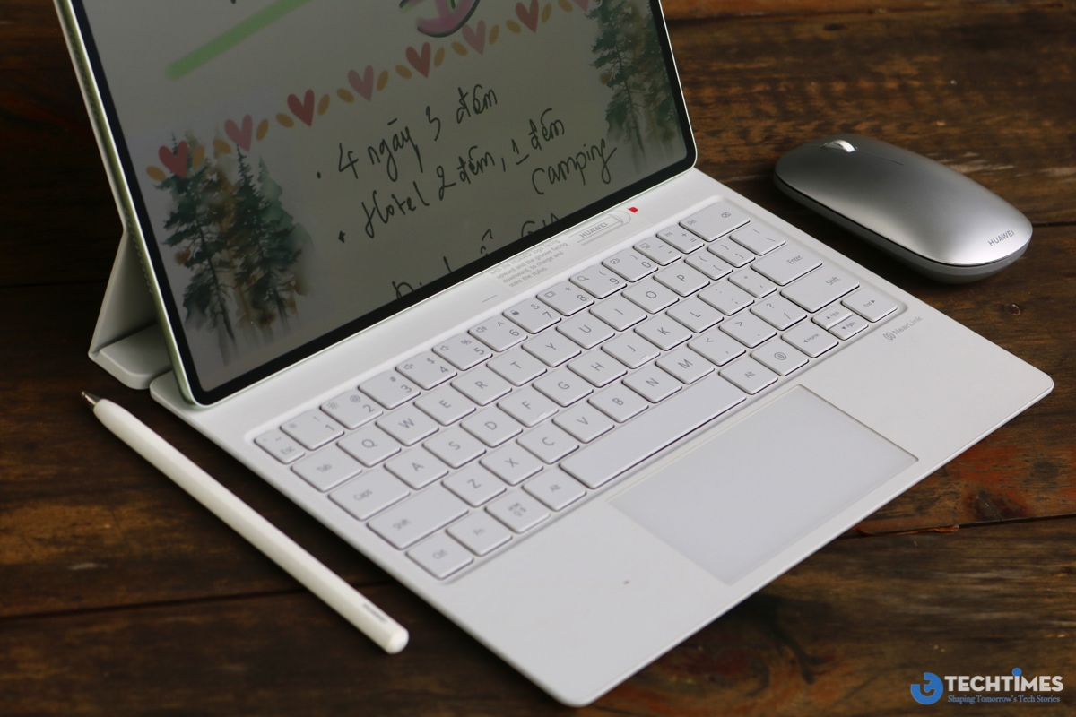 Không chỉ chú trọng đến phần nhìn, Huawei còn đầu tư vào phụ kiện để nâng tầm trải nghiệm. Bàn phím Glide Keyboard đi kèm không chỉ đóng vai trò bàn phím rời thông thường mà còn có thể gập lại thành giá đỡ, biến chiếc tablet thành một công cụ làm việc bán chuyên nghiệp thay thế laptop trong nhiều tình huống. 