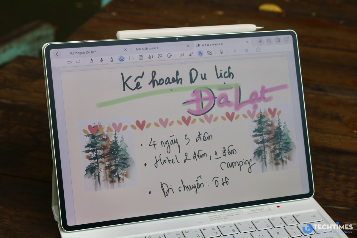 Đặc biệt, bút M-Pencil thế hệ thứ 3 là điểm cộng lớn cho người dùng sáng tạo. Với khả năng nhận diện hơn 16.000 mức lực nhấn – một con số ấn tượng ngay cả khi so với Apple Pencil – chiếc bút này mang đến sự chính xác cao trong từng nét vẽ, từ ghi chú nhanh đến thiết kế chi tiết phức tạp. Độ trễ thấp và độ nhạy tốt biến MatePad Pro thành công cụ đáng tin cậy cho họa sĩ kỹ thuật số, nhà thiết kế hoặc bất kỳ ai yêu thích phác thảo ý tưởng trực tiếp trên màn hình.