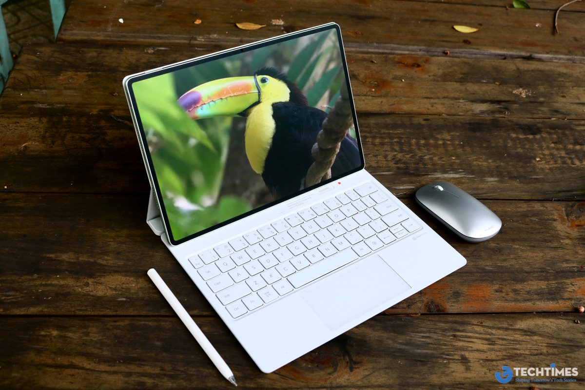 Màn hình Tandem OLED PaperMatte 12,2 inch chính là “ngôi sao” trên MatePad Pro 2025 và cũng là yếu tố khiến sản phẩm này nổi bật trong phân khúc tablet cao cấp. Với độ phân giải 2.800 x 1.840 pixel, mật độ điểm ảnh đạt 274 ppi, tần số quét 144Hz và độ sáng công bố tối đa 2.000 nits, đây là một trong những màn hình rực rỡ và mượt mà nhất hiện nay trên máy tính bảng. Theo Huawei, tỷ lệ màn hình trên thân máy đạt tới 92% nhờ viền siêu mỏng 4,6 mm, mang đến trải nghiệm gần như “tràn viền”, đồng thời tỷ lệ tương phản 2.000.000:1, hỗ trợ gam màu P3 rộng và hiển thị hơn 1 tỷ màu, đủ để đáp ứng cả nhu cầu giải trí lẫn công việc sáng tạo.