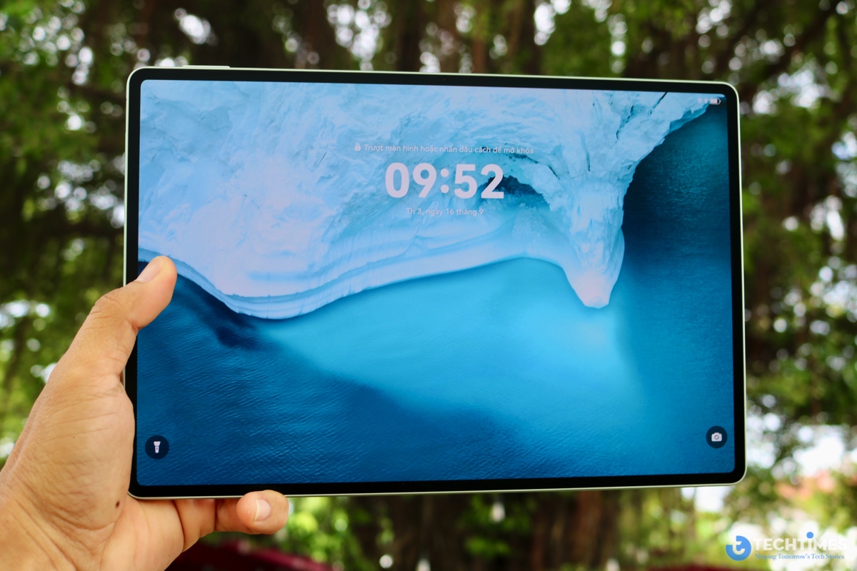 Màn hình PaperMatte chống chói cực tốt, xem rõ ràng và đạt mức xuất sắc khi dùng ngoài trời sáng.